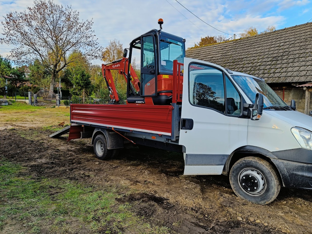 Transport minikoparki na budowę Iveco Gdów